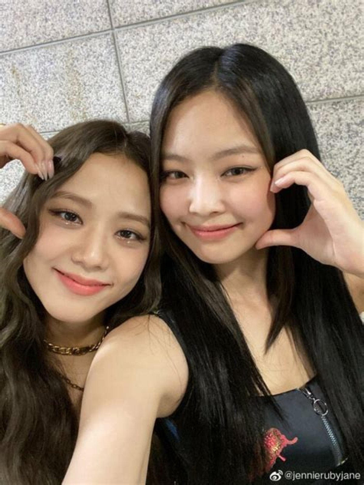 Are Jisoo and Jennie related?