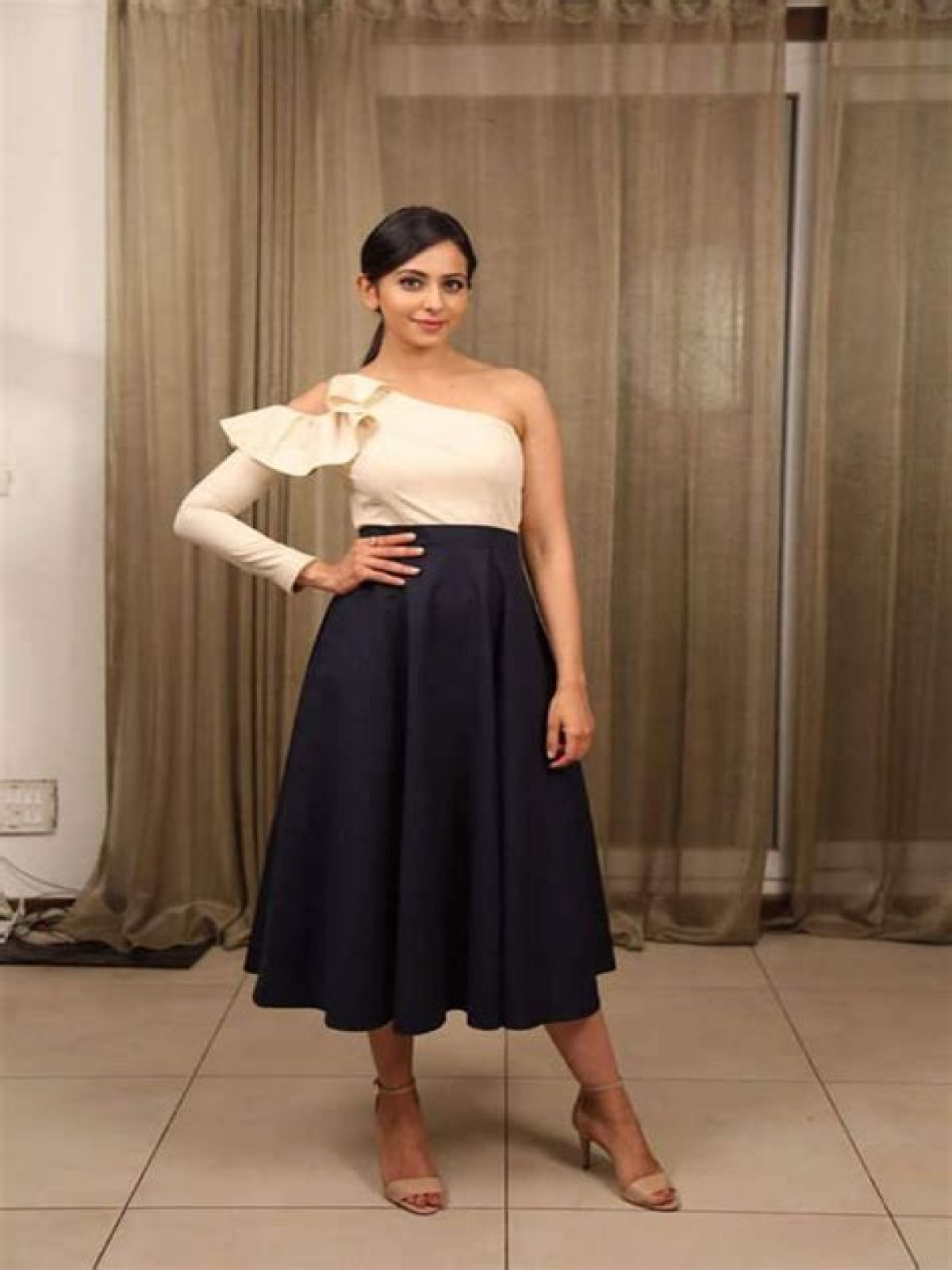 Rakul Preet Singh Feet (12 photos) Sexy Feets